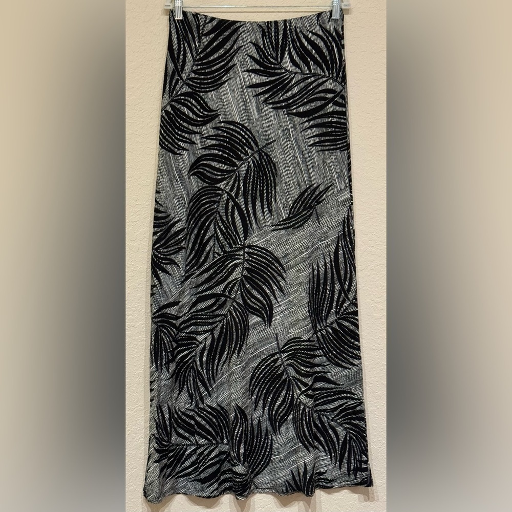 Matty M Women’s Black and White Tropical Leaf Pattern Long Maxi Skirt Size M